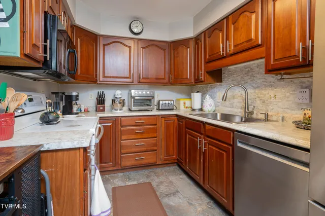 $299,900 | 2030 West Manor Court, Unit 2030, Kingsport, TN 37660