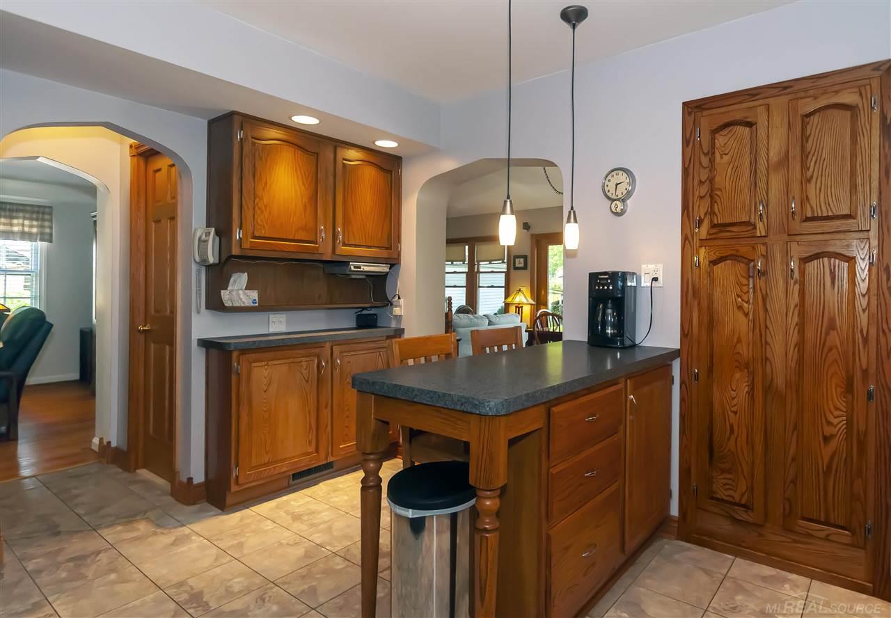 1555 Fairholme Road Grosse Pointe, MI 48236 - Photo 11 of 36 50074999-10.JPG
