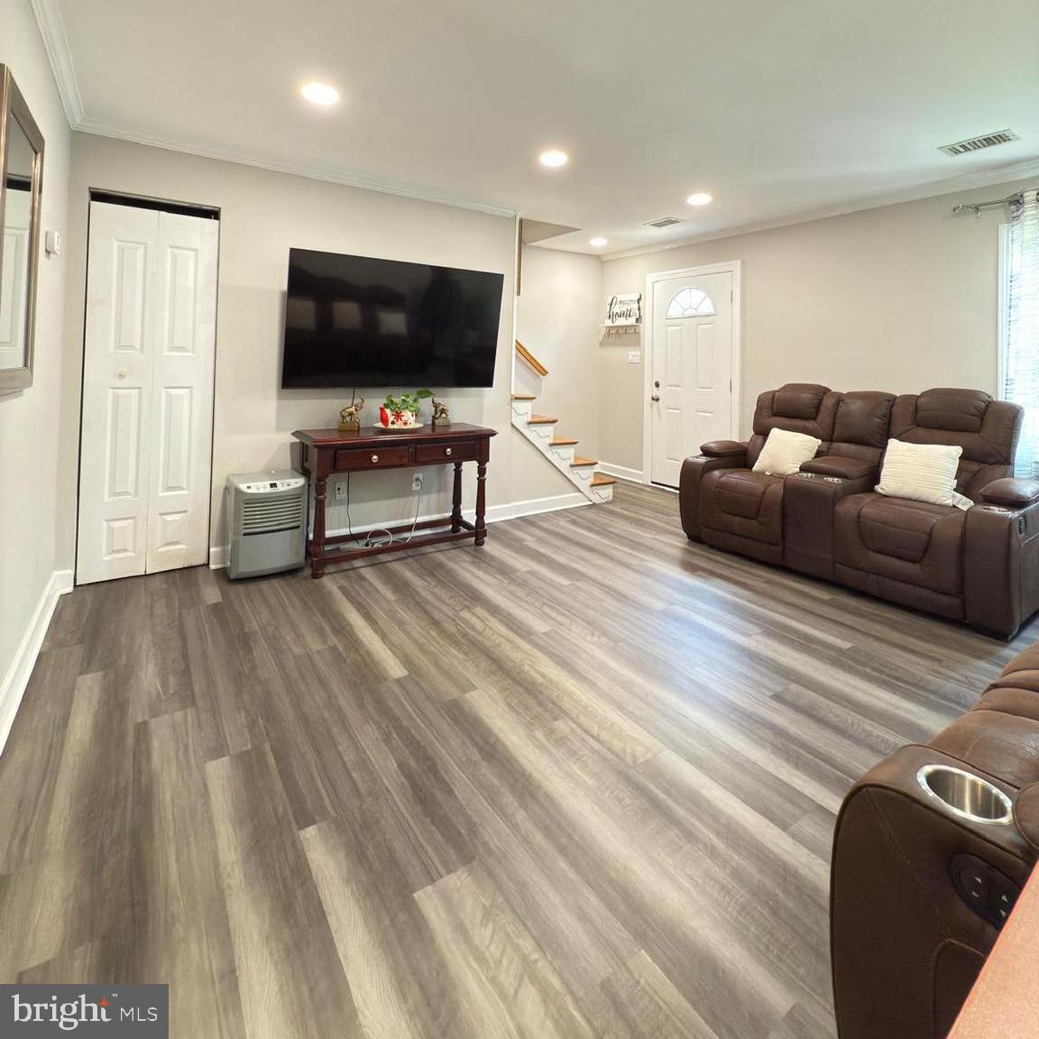 9913 Hampton Road Manassas, VA 20110 - Photo 3 of 18 Spacious & cozy living room