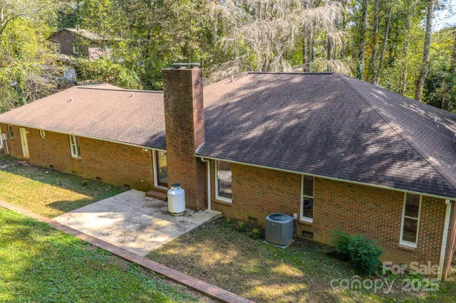 a view of a backyard