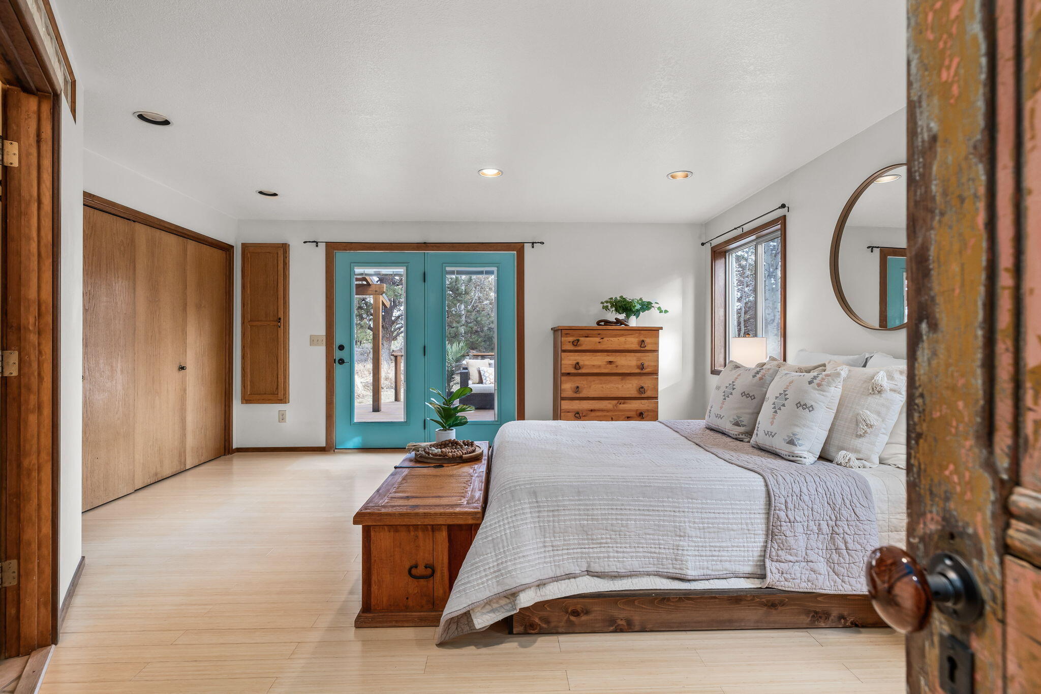 21365 Back Alley Road Bend, OR 97702 - Photo 19 of 31 Primary Bedroom