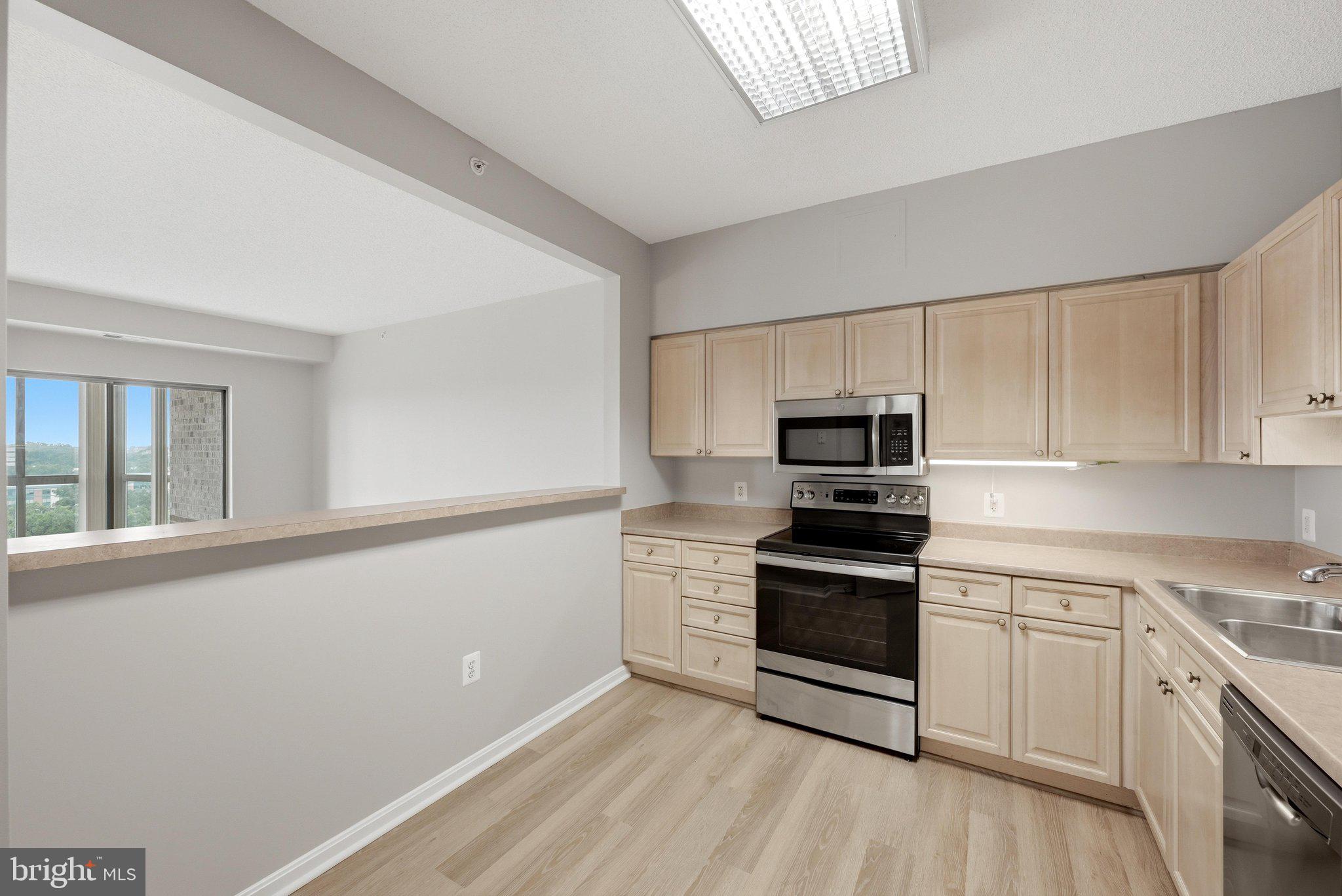 19375 Cypress Ridge Terrace, Unit 922 Leesburg, VA 20176 - Photo 17 of 89 Kitchen