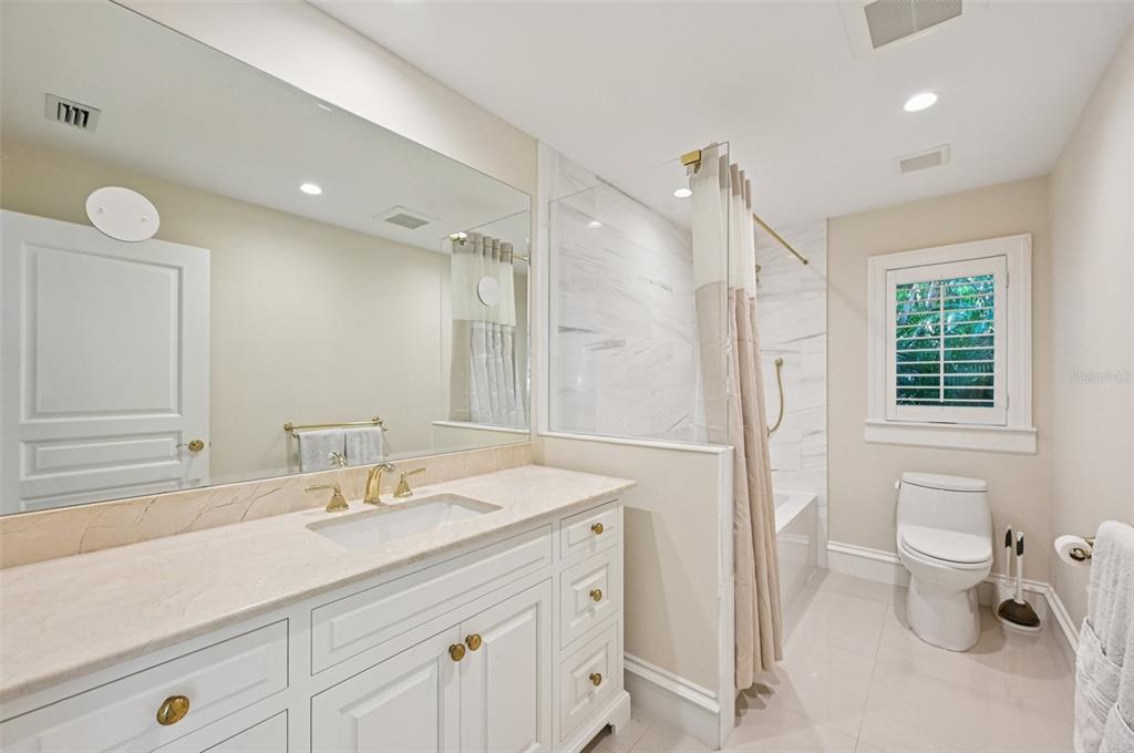 1121 Morningside Place Sarasota, FL 34236 - Photo 16 of 76