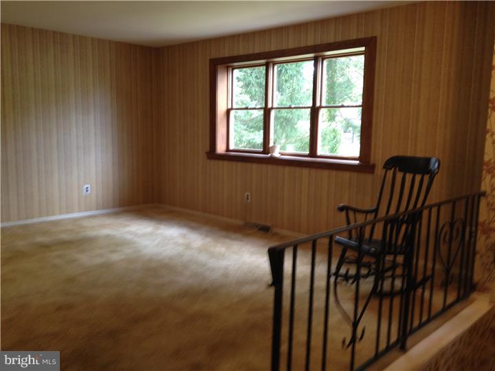348 Rilling Road Warminster, PA 18974 - Photo 3 of 17 Living Room