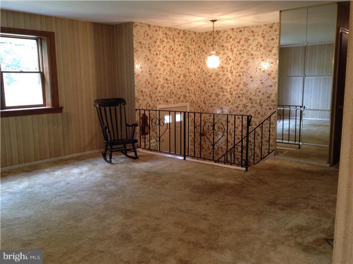 348 Rilling Road Warminster, PA 18974 - Photo 4 of 17 Living Room