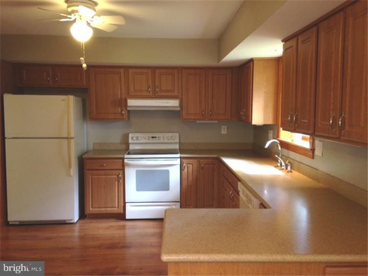 348 Rilling Road Warminster, PA 18974 - Photo 6 of 17 Kitchen