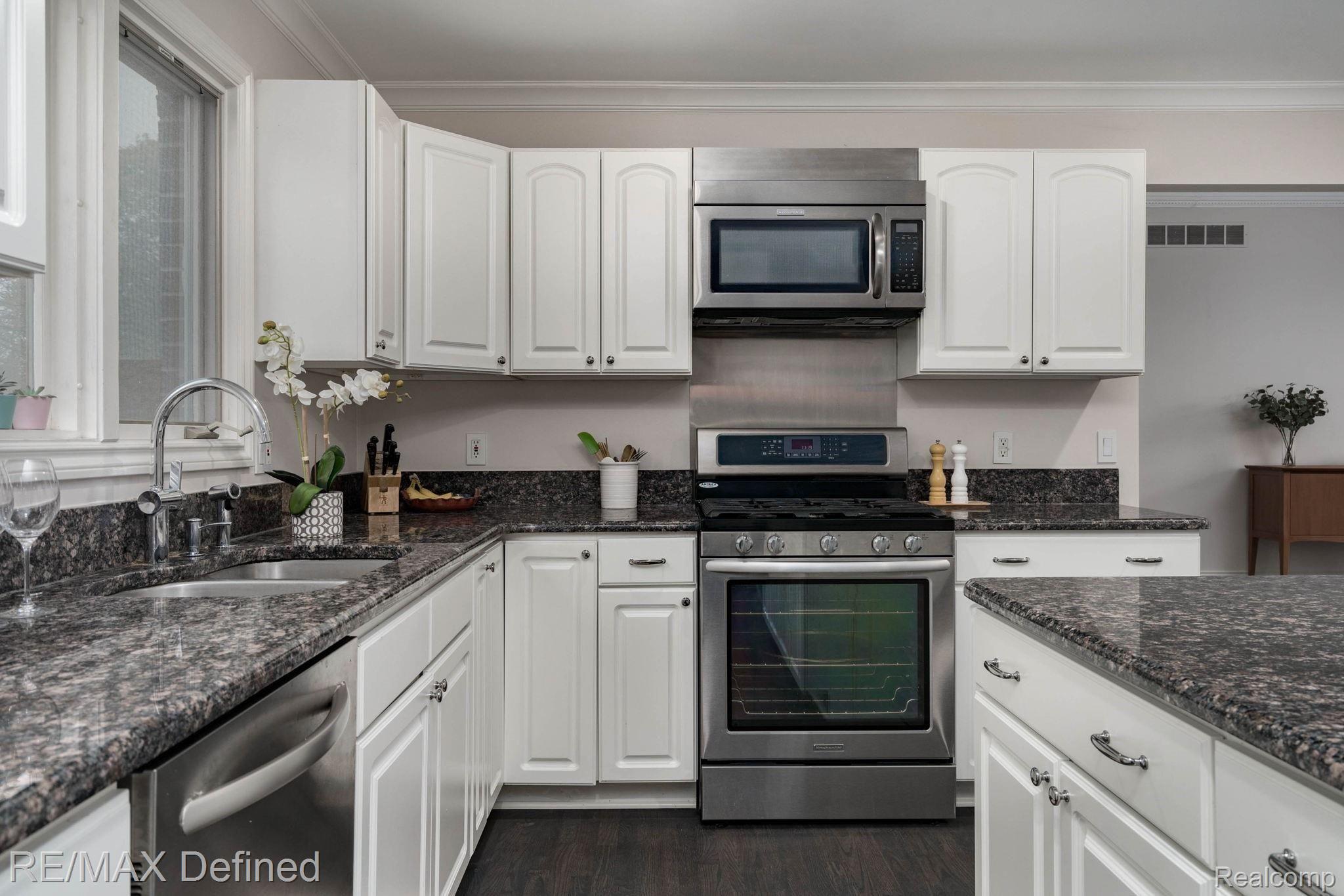 6566 Chatham Circle Rochester, MI 48306 - Photo 14 of 50 15-web-or-mls-6566-Chatham-Cir-15.jpg