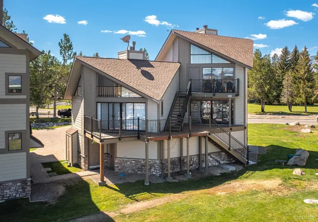 a view of a house with swimming pool next to a yard
