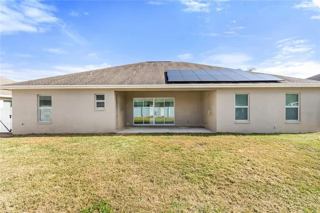 a view of a house with backyard and garden