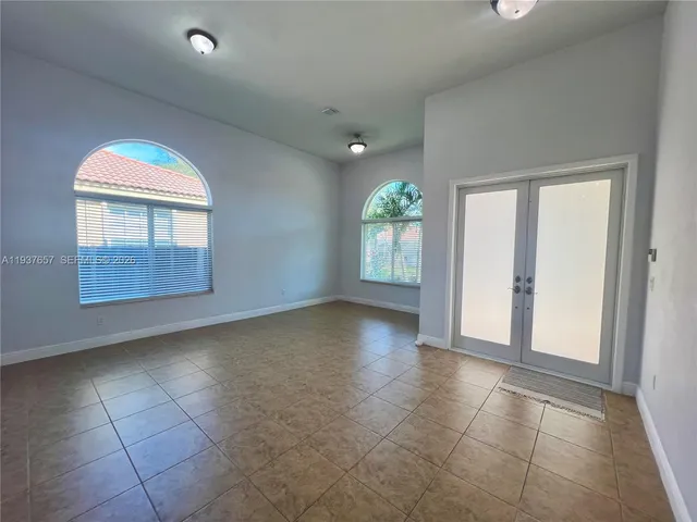 a kitchen that has a stove and a refrigerator