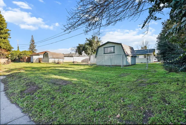 a view of a house with a yard