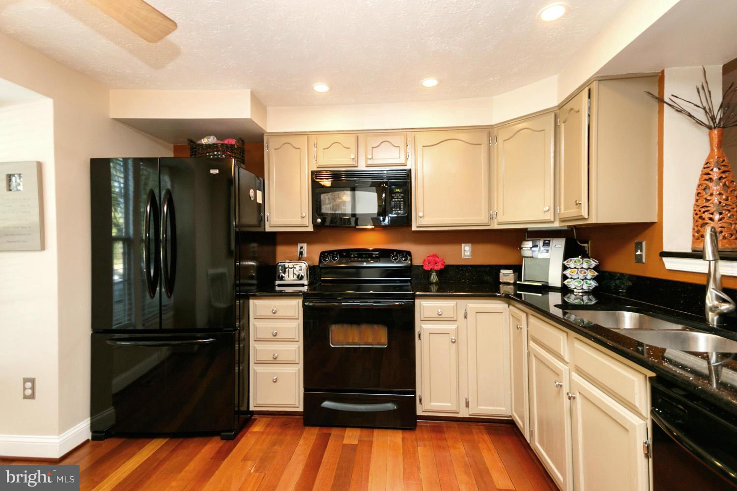 596 Quaker Ridge Court Arnold, MD 21012 - Photo 17 of 30 Custom Kitchen Cabinetry / Granite Counters