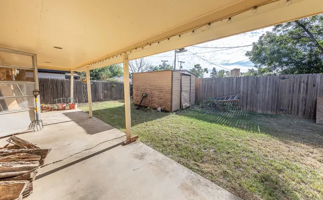 a view of a backyard