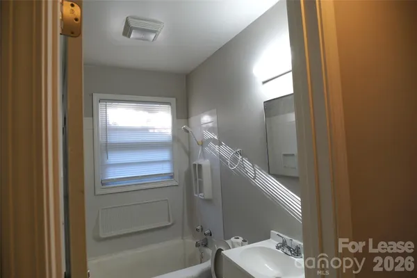 $975 | 435 Arlington Circle Northwest, Unit D, Lenoir, NC 28645