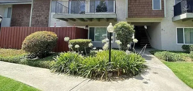 a view of a backyard