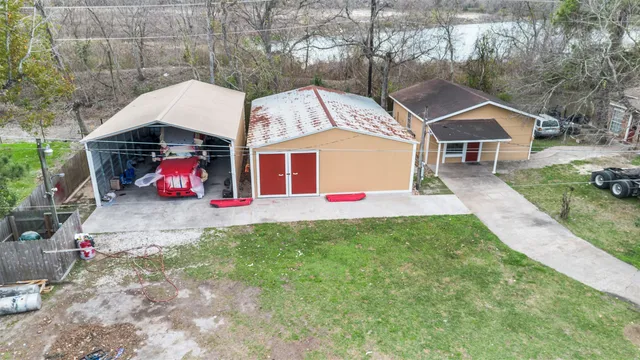 a front view of house with yard