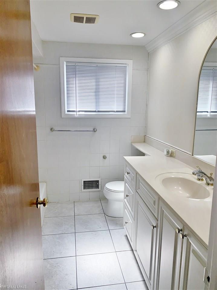 18970 Frazho Road Roseville, MI 48066 - Photo 8 of 53