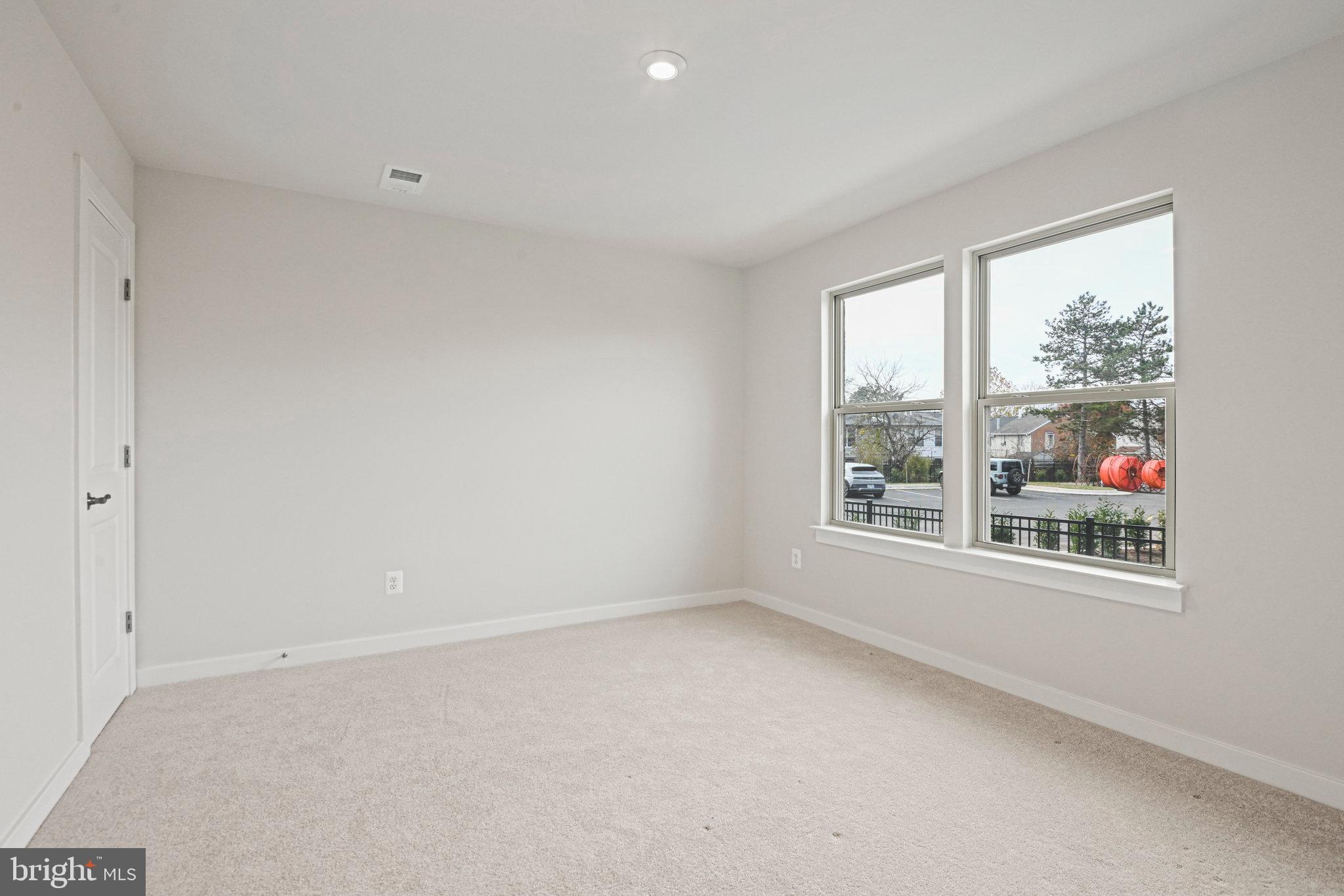 2172 Glacier Road Herndon, VA 20170 - Photo 5 of 33 an empty room with windows