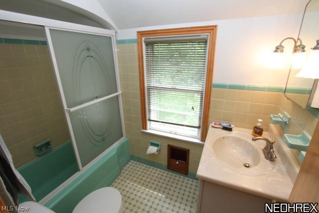 1535 Lyndhurst Road Lyndhurst, OH 44124 - Photo 14 of 15 FULL BATH