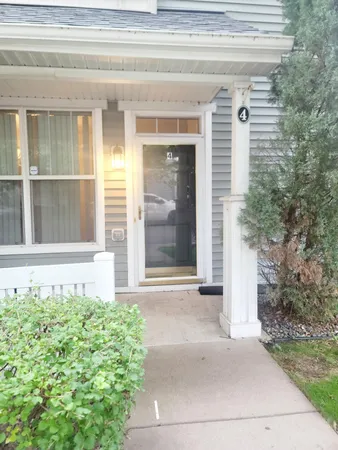 $2,400 | 3049 Chamberlain Street, Unit 4, Maplewood, MN 55109