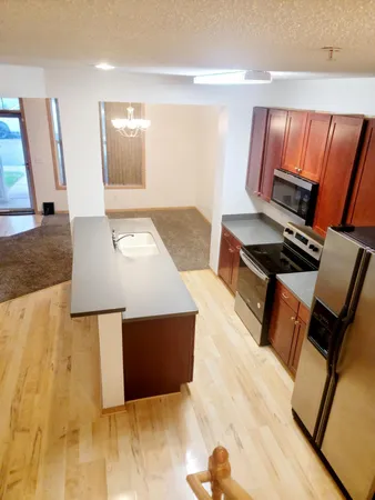 $2,400 | 3049 Chamberlain Street, Unit 4, Maplewood, MN 55109