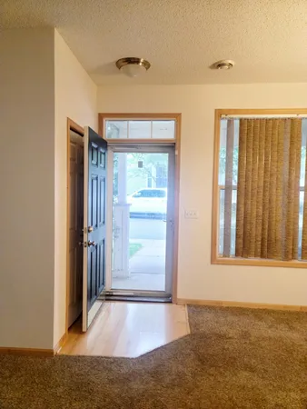 $2,400 | 3049 Chamberlain Street, Unit 4, Maplewood, MN 55109