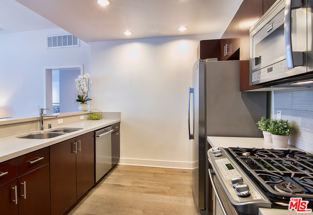 13337 Beach Avenue, Unit 302 Los Angeles, CA 90292 - Photo 13 of 41