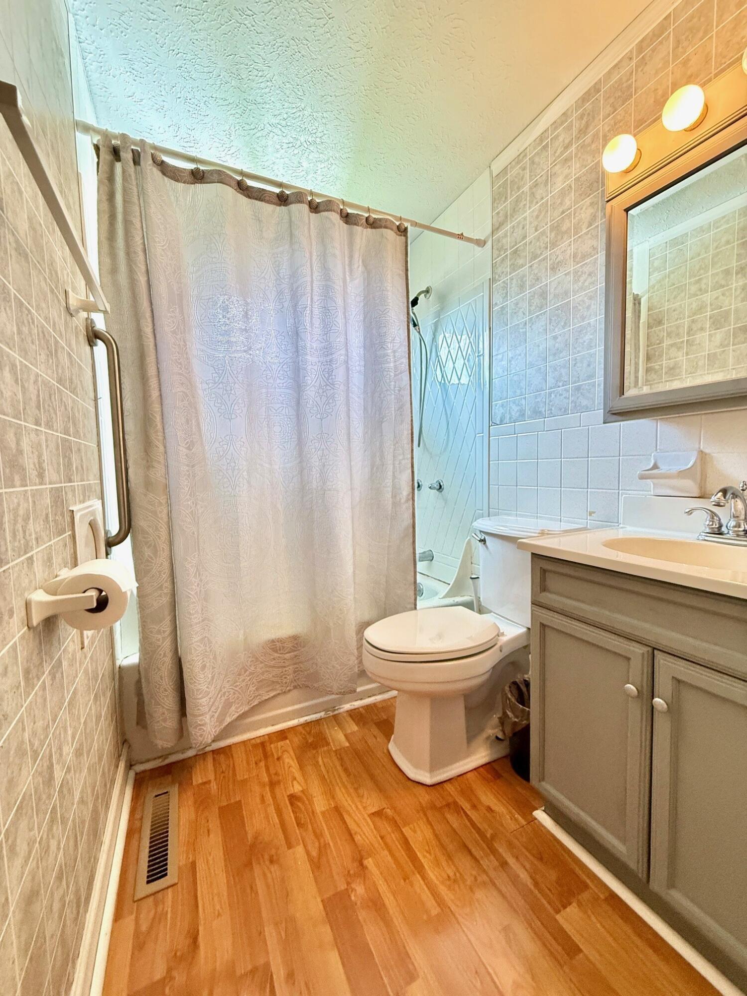 3863 Edendale Road Columbus, OH 43207 - Photo 3 of 16 bathroom 2