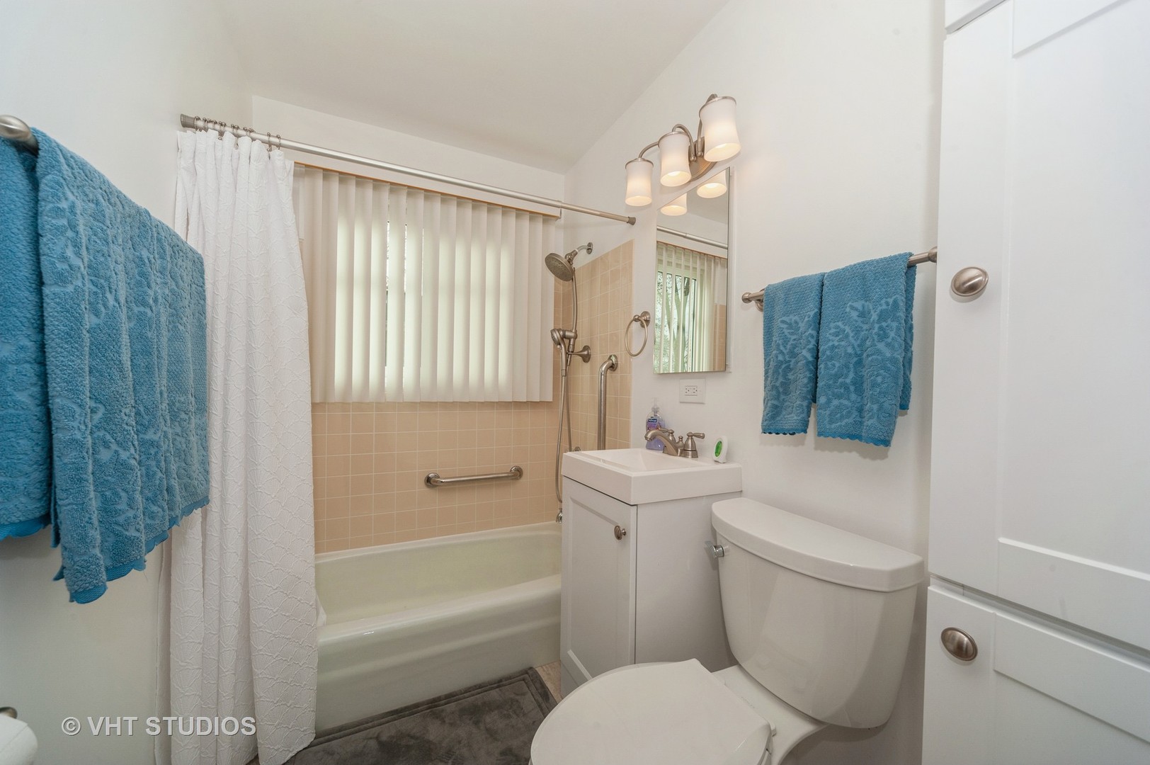 155 East Dennis Road Wheeling, IL 60090 - Photo 10 of 10 a bathroom with a toilet a sink and a bathtub