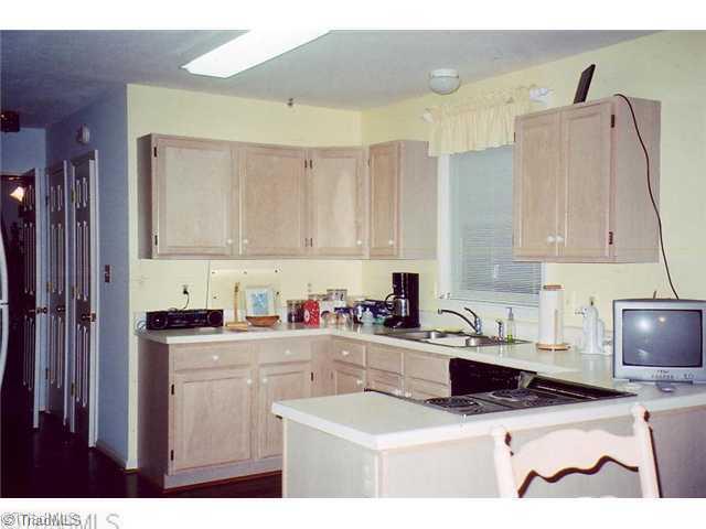 4322 Chilton Way High Point, NC 27265 - Photo 5 of 12 Kitchen.