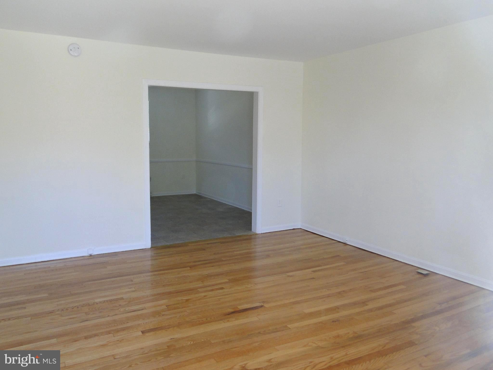 8520 Oak Road Parkville, MD 21234 - Photo 2 of 16 Living Room