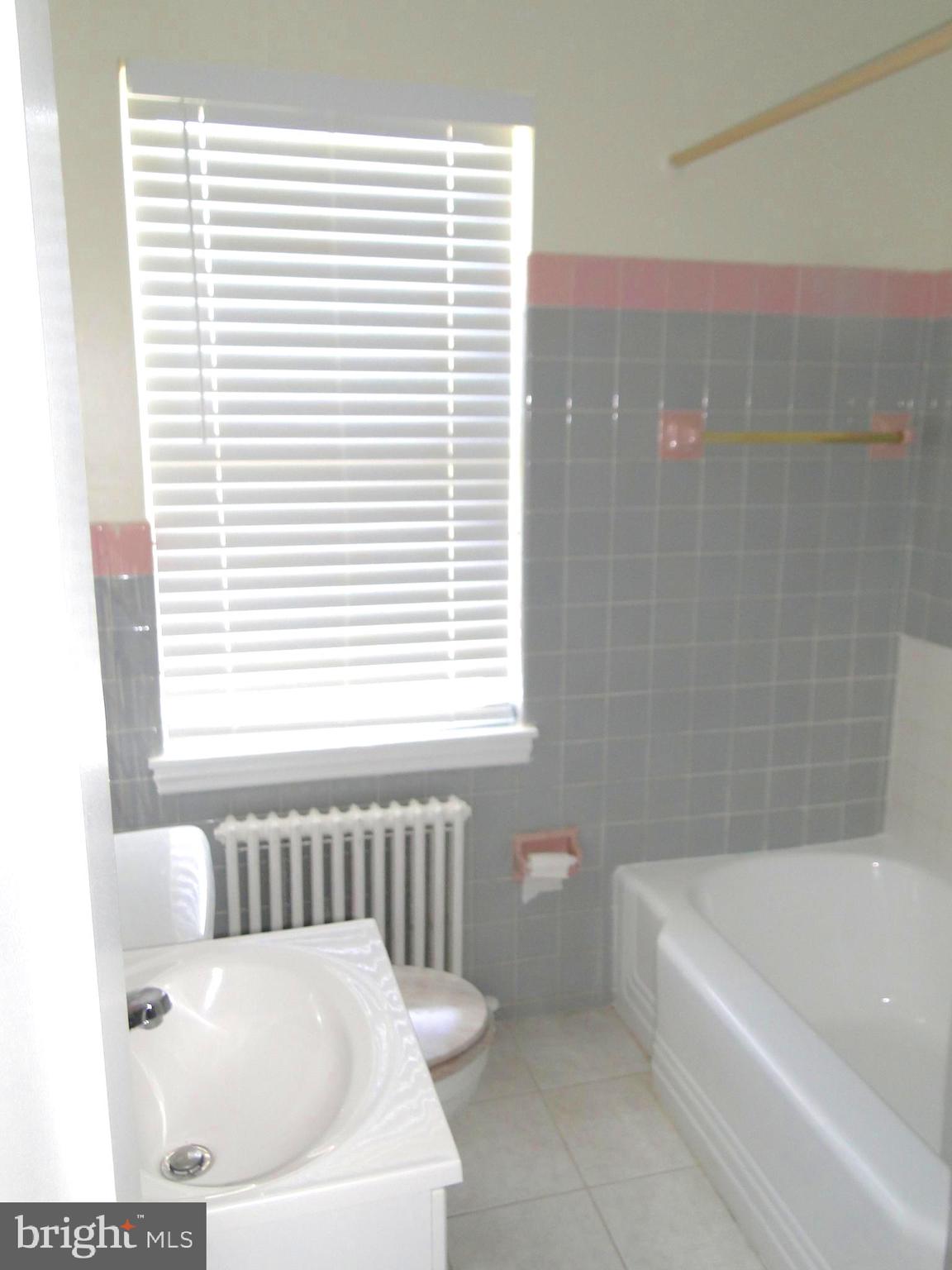 8520 Oak Road Parkville, MD 21234 - Photo 11 of 16 Bathroom with tub