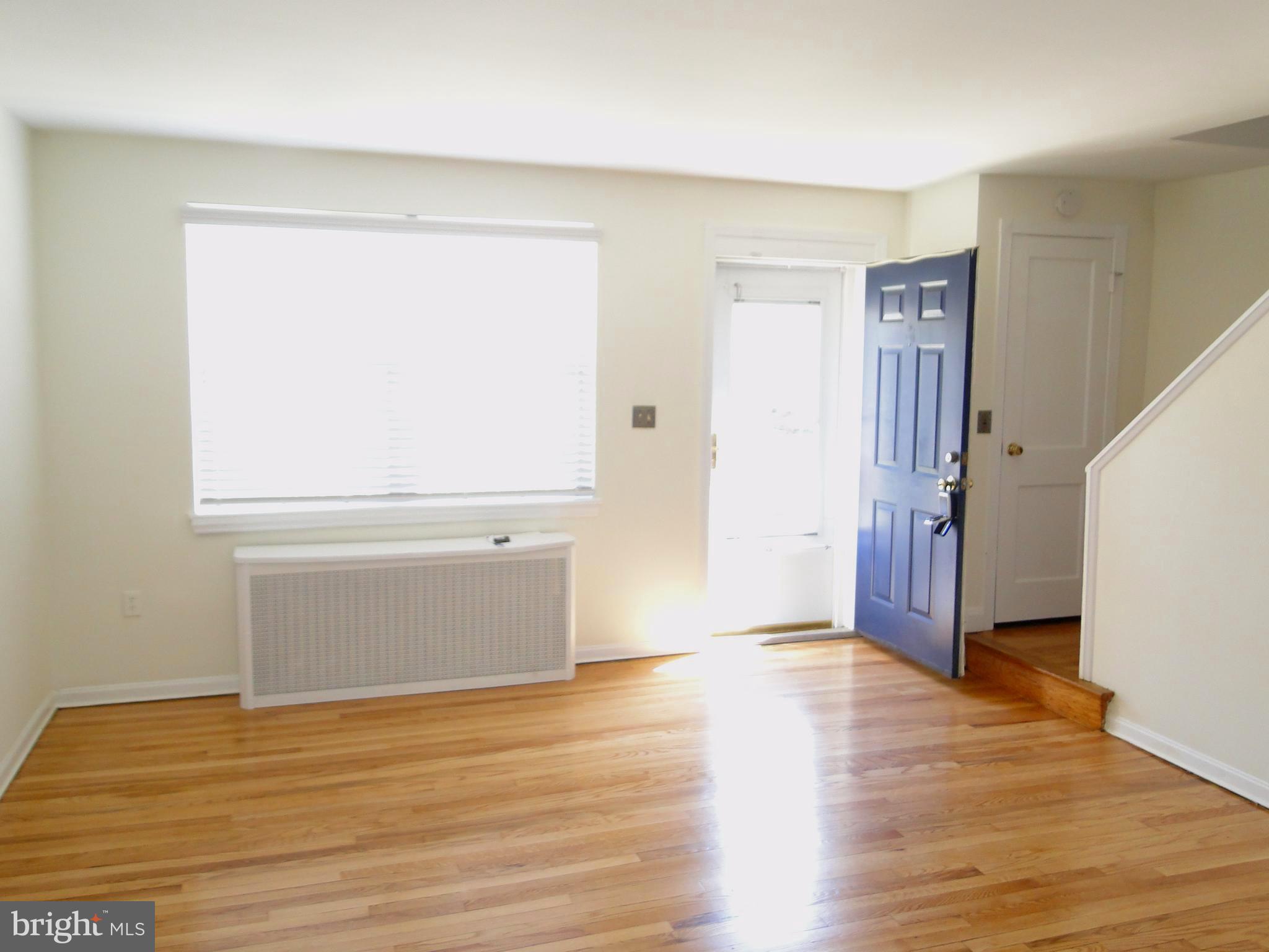 8520 Oak Road Parkville, MD 21234 - Photo 3 of 16 Living Room