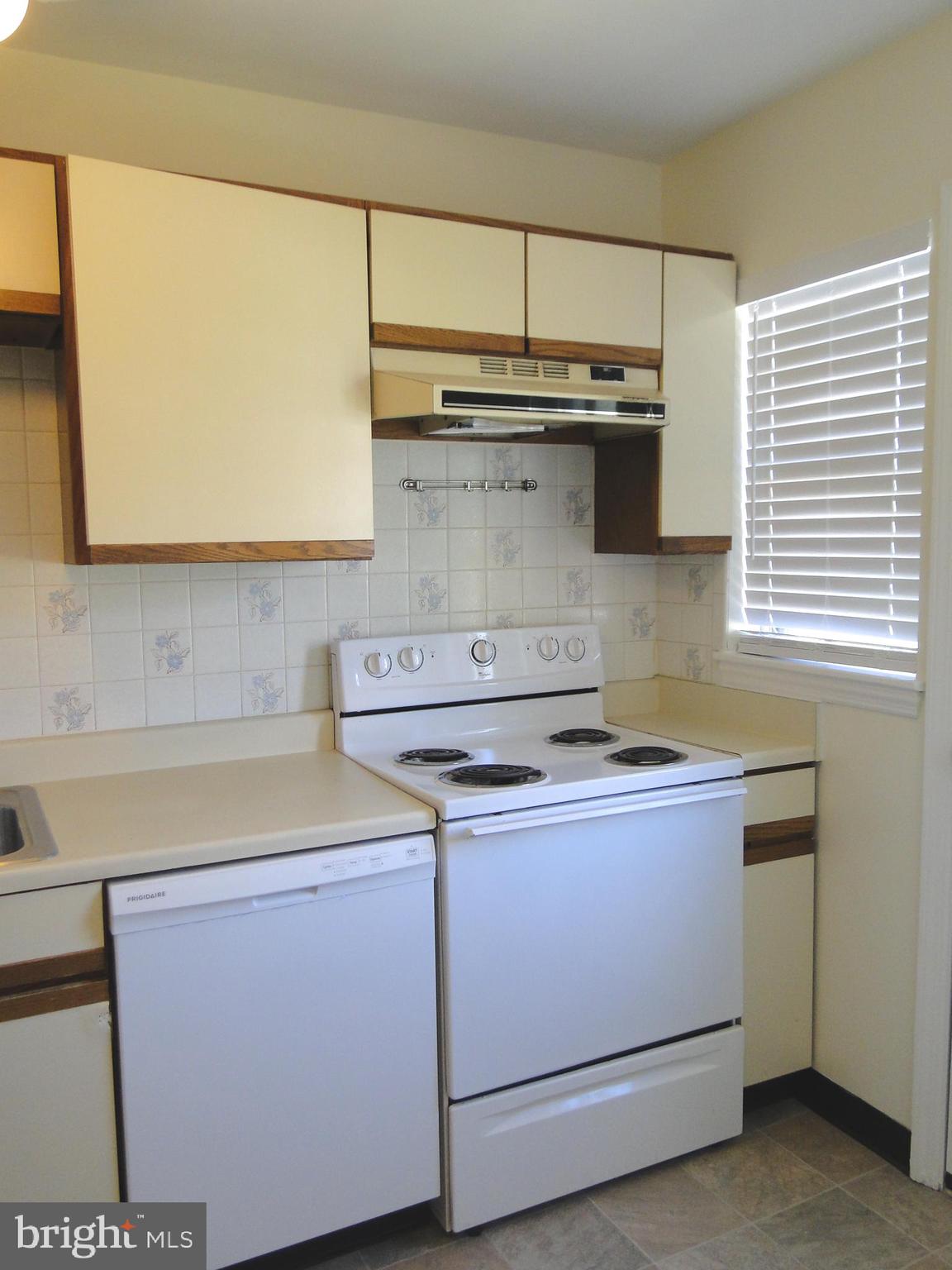 8520 Oak Road Parkville, MD 21234 - Photo 6 of 16 Kitchen
