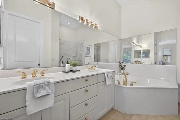 $2,725,000 | 552 11th Avenue South, Unit 4, Naples, FL 34102