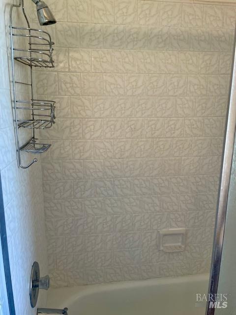 14 Scottsdale Way Novato, CA 94947 - Photo 15 of 34 a bathroom with a bathtub