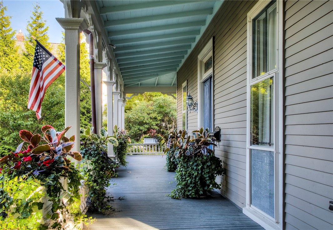 15 Berkeley Avenue Newport, RI 02840 - Photo 3 of 45