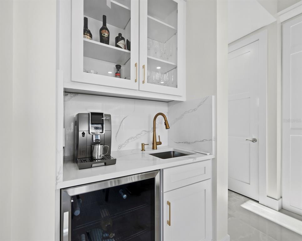 635 Jungle Queen Way Longboat Key, FL 34228 - Photo 14 of 55