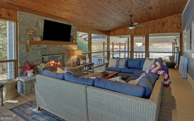 a view of walk in closet