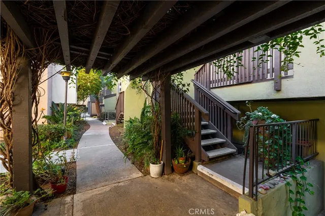 a view of entryway with patio