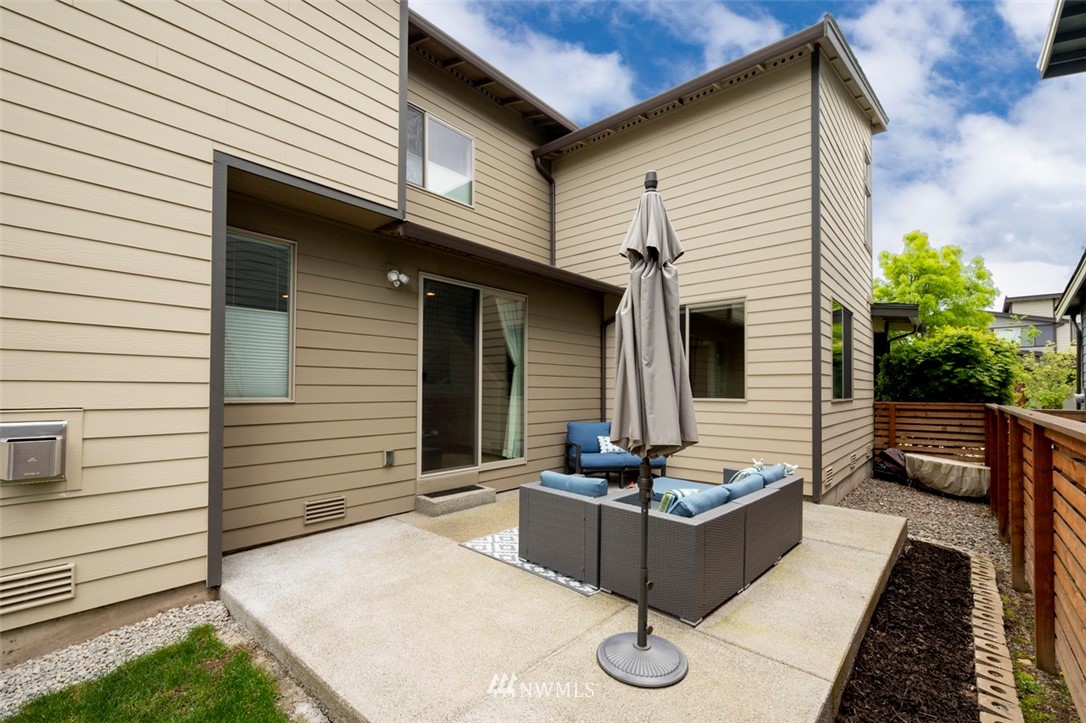 1500 South 28th Street Renton, WA 98055 - Photo 25 of 29 a view of a couches in the patio