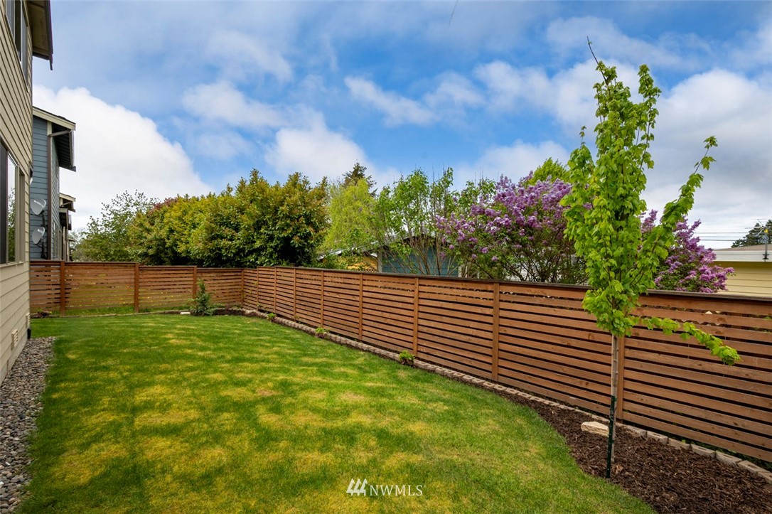 1500 South 28th Street Renton, WA 98055 - Photo 28 of 29 a backyard of a house with lots of green space
