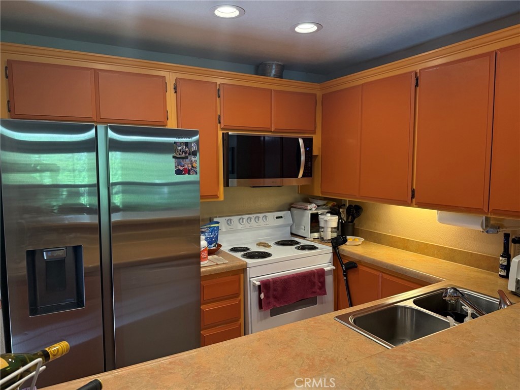 7890 East Spring Street, Unit 17P Long Beach, CA 90815 - Photo 3 of 14 KITCHEN