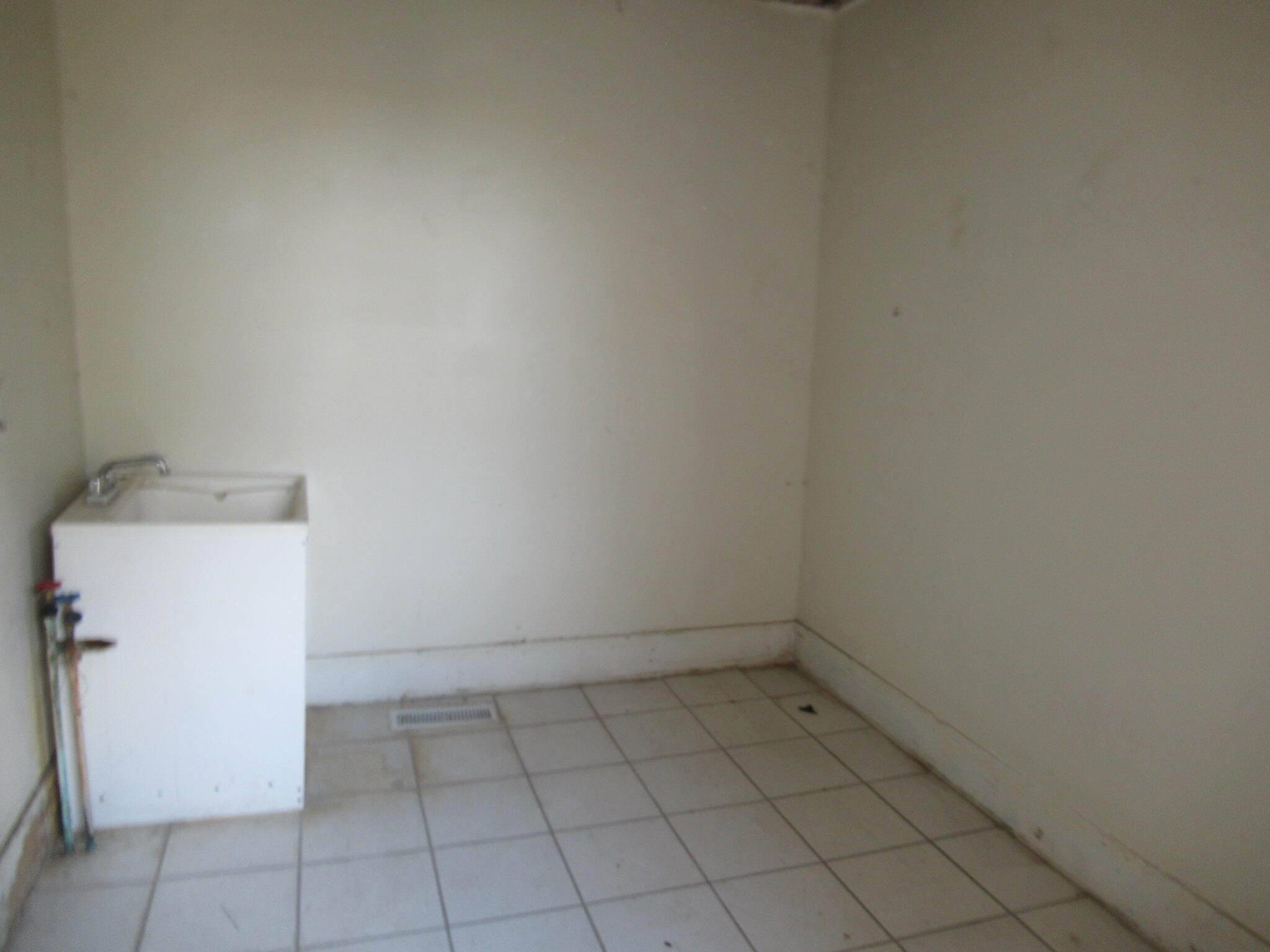 11859 East Chicago Road Jerome, MI 49249 - Photo 9 of 23 Laundry