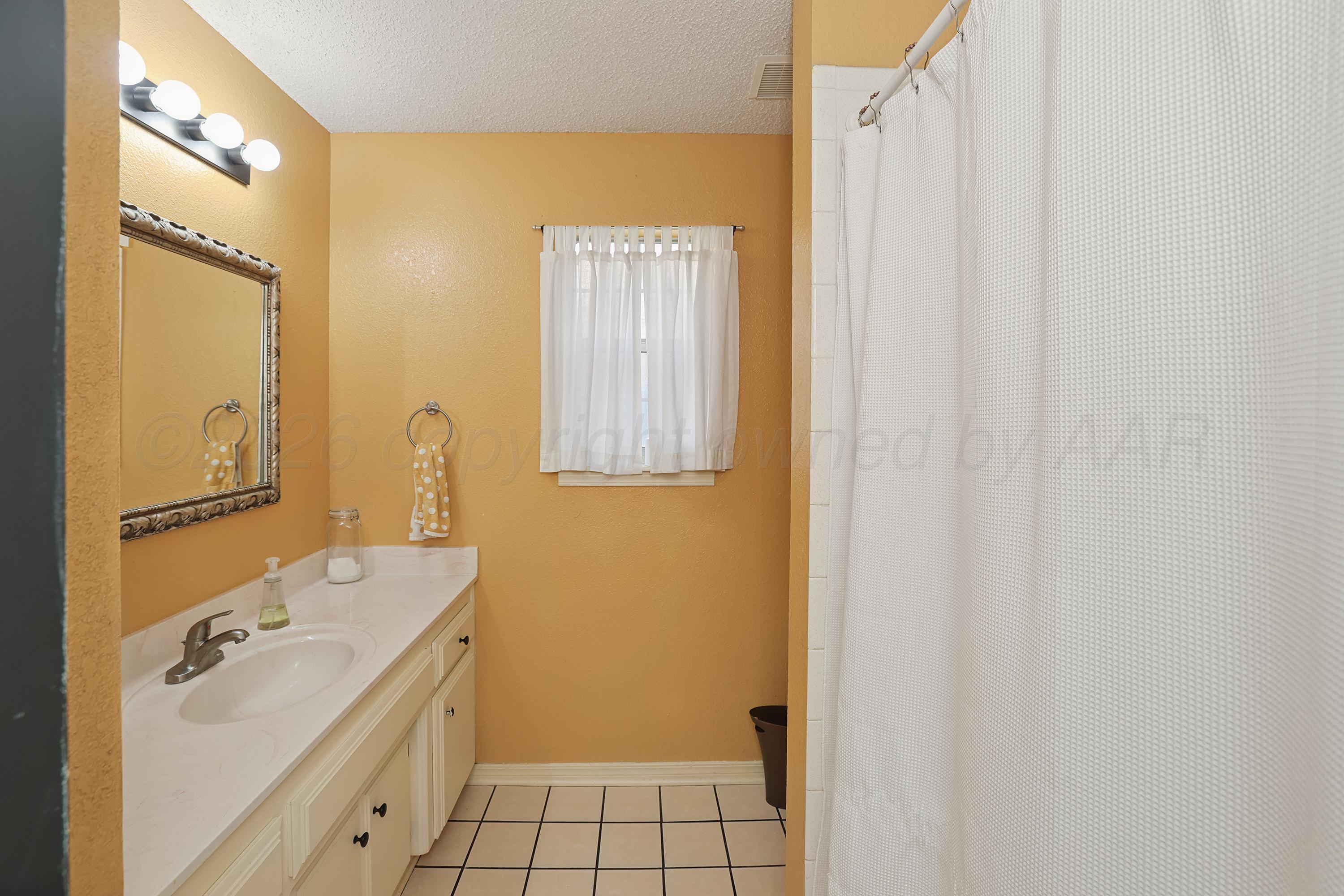4207 Relatta Avenue Amarillo, TX 79110 - Photo 14 of 19 21-Bathroom