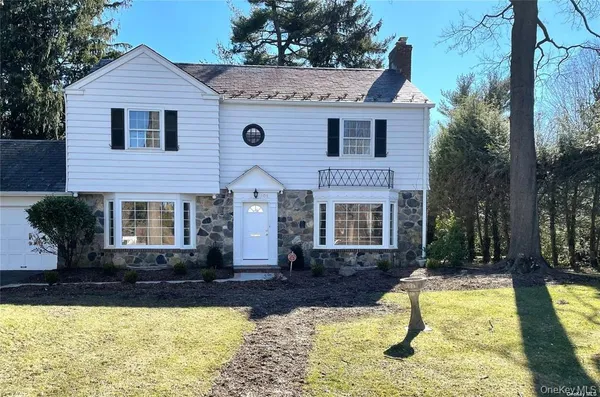 $6,900 | 106 Trumbull Road, Manhasset, NY 11030