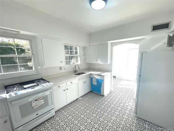 $6,900 | 106 Trumbull Road, Manhasset, NY 11030