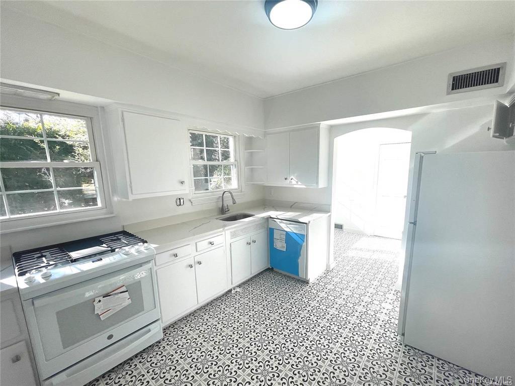 106 Trumbull Road Manhasset, NY 11030 - Photo 12 of 27