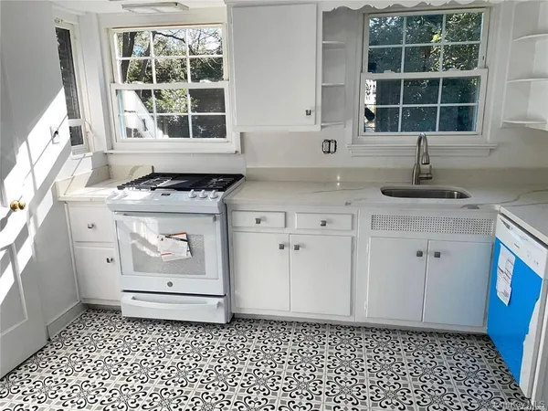 $6,900 | 106 Trumbull Road, Manhasset, NY 11030