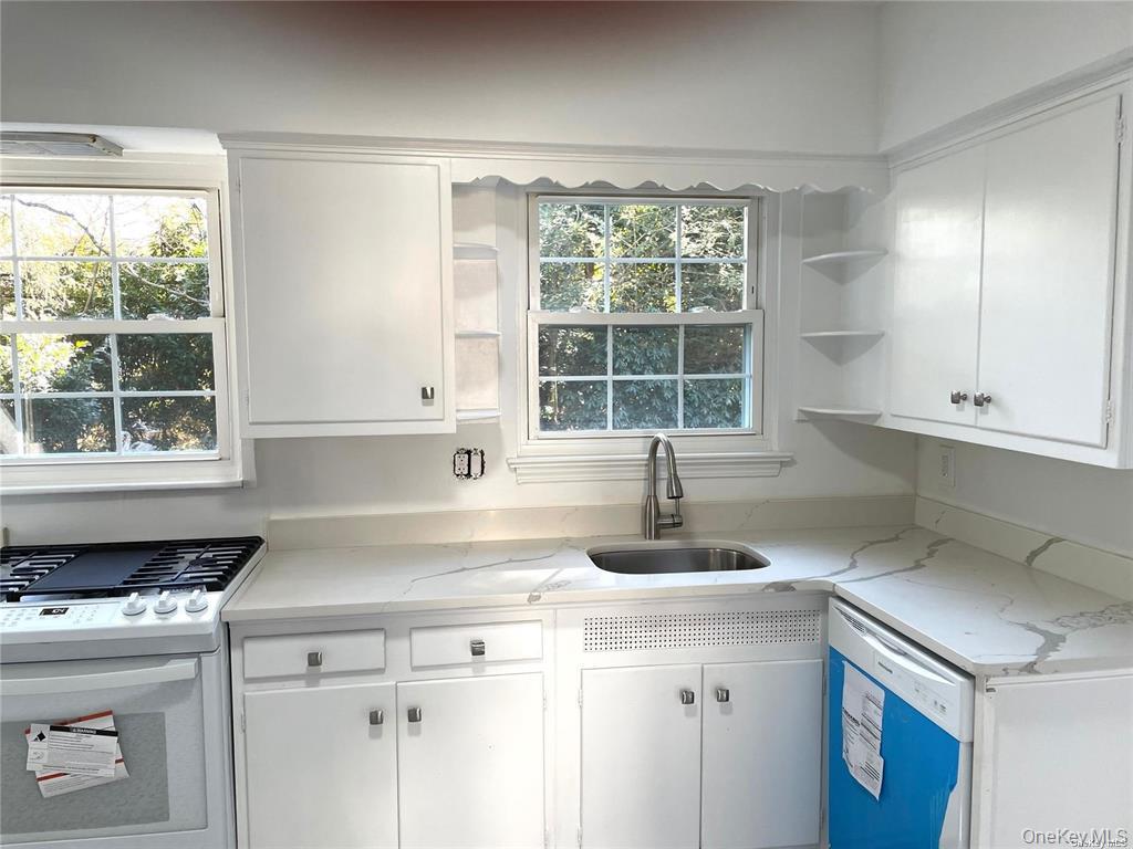 106 Trumbull Road Manhasset, NY 11030 - Photo 14 of 27